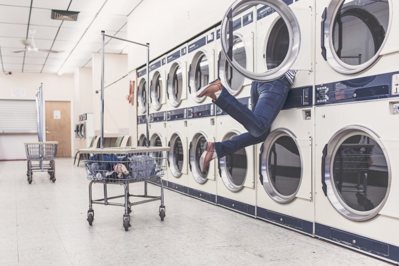 magasin-STE ANASTASIE SUR ISSOLE-min_laundry_washing_machines_housewife_household_laundry_shop_woman_funny_accident-946996